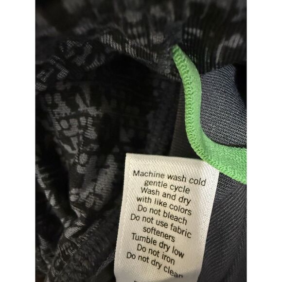 Athleta Black Grey Geometric Cropped Zipper Pocket Athletic Legging Capri. Sz XS - Picture 8 of 8